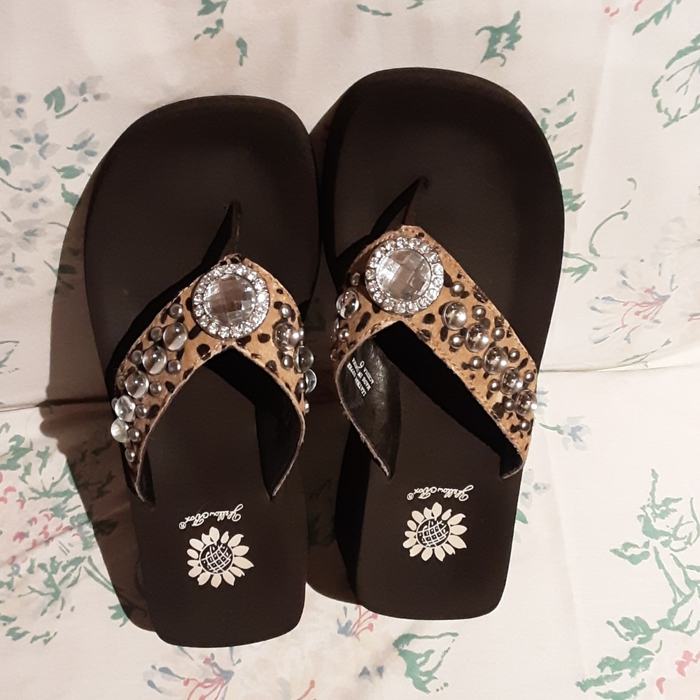 YELLOW BOX LEOPARD Black Sandals